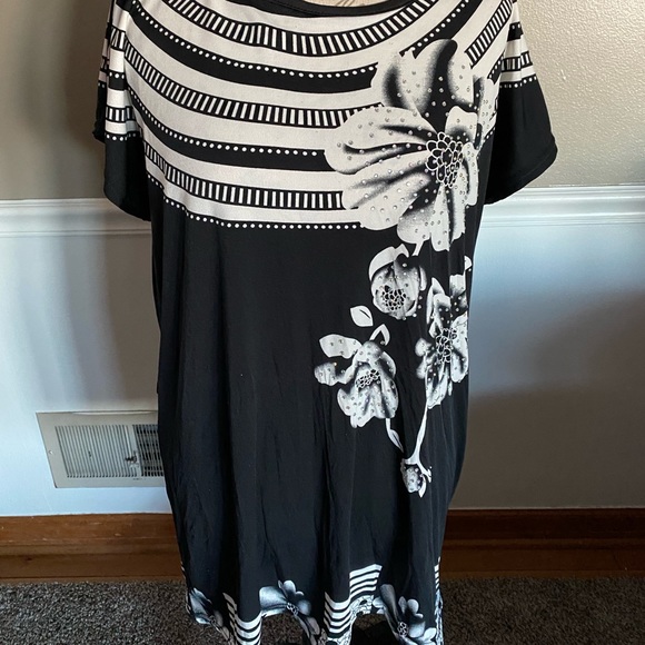 Black and white tunic - Picture 1 of 3